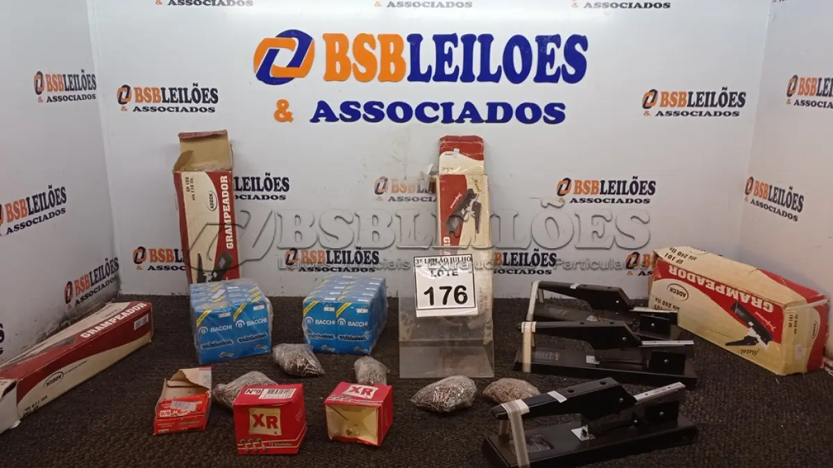 LOTE 176 - 01 LOTE COM VÁRIOS GRAMPEADORES NOVOS E GRANDE QUANTIDADE DE CLIPS E COLCHETES. (NO ESTADO) ATENÇÃO! FAZER A VISITAÇÃO ANTES DE ARREMATAR, NÃO SABEMOS SE FUNCIONA, LEILÃO NÃO TEM GARANTIA E NEM DEVOLUÇÃO, SUJEITO A POSSÍVEIS AVARIAS VISÍVEIS/OCULTAS E/OU AUSÊNCIA DE COMPONENTES.