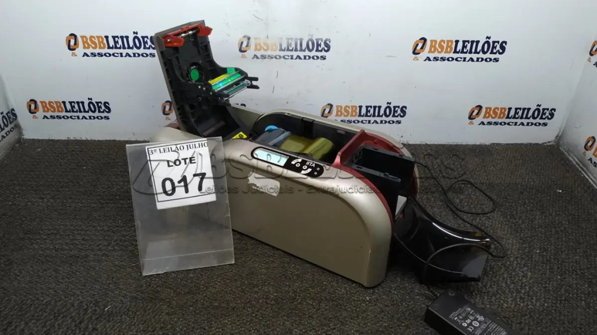 LOTE 017 - 01 IMPRESSORA DE CRACHÁ. (NO ESTADO) ATENÇÃO! FAZER A VISITAÇÃO ANTES DE ARREMATAR, NÃO SABEMOS SE FUNCIONA, LEILÃO NÃO TEM GARANTIA E NEM DEVOLUÇÃO, SUJEITO A POSSÍVEIS AVARIAS VISÍVEIS/OCULTAS E/OU AUSÊNCIA DE COMPONENTES.