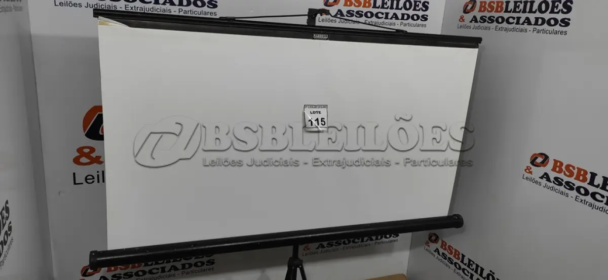 LOTE 115 - 01 TELA DE PROJEÇÃO RETRÁTIL. (NO ESTADO) ATENÇÃO! FAZER A VISITAÇÃO ANTES DE ARREMATAR, NÃO SABEMOS SE FUNCIONA, LEILÃO NÃO TEM GARANTIA E NEM DEVOLUÇÃO, SUJEITO A POSSÍVEIS AVARIAS VISÍVEIS/OCULTAS E/OU AUSÊNCIA DE COMPONENTES.