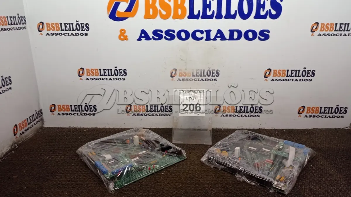 LOTE 206 - 02 PLACAS MÃE. (NO ESTADO) ATENÇÃO! FAZER A VISITAÇÃO ANTES DE ARREMATAR, NÃO SABEMOS SE FUNCIONA, LEILÃO NÃO TEM GARANTIA E NEM DEVOLUÇÃO, SUJEITO A POSSÍVEIS AVARIAS VISÍVEIS/OCULTAS E/OU AUSÊNCIA DE COMPONENTES.