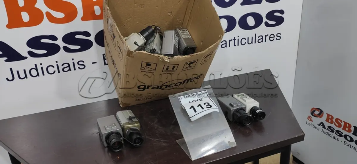 LOTE 113 - 01 LOTE COM GRANDE QUANTIDADE DE CÂMERAS DE MONITORAMENTO DE MARCAS E MODELOS VARIADOS (NO ESTADO) ATENÇÃO! FAZER A VISITAÇÃO ANTES DE ARREMATAR, NÃO SABEMOS SE FUNCIONA, LEILÃO NÃO TEM GARANTIA E NEM DEVOLUÇÃO, SUJEITO A POSSÍVEIS AVARIAS VISÍVEIS/OCULTAS E/OU AUSÊNCIA DE COMPONENTES.