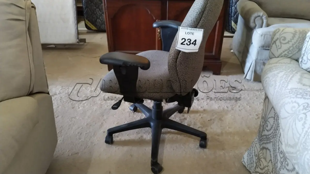 LOTE 234 - 01 CADEIRA GIRATÓRIA. (NO ESTADO EM QUE SE ENCONTRA. SUJEITO A AVARIAS OCULTAS/VISÍVEIS.)