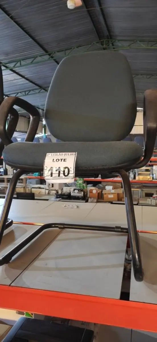 LOTE 110 - 01 CADEIRA DE ESCRITÓRIO COM PÉS FIXOS. (NO ESTADO) ATENÇÃO! FAZER A VISITAÇÃO ANTES DE ARREMATAR, NÃO SABEMOS SE FUNCIONA, LEILÃO NÃO TEM GARANTIA E NEM DEVOLUÇÃO, SUJEITO A POSSÍVEIS AVARIAS VISÍVEIS/OCULTAS E/OU AUSÊNCIA DE COMPONENTES.