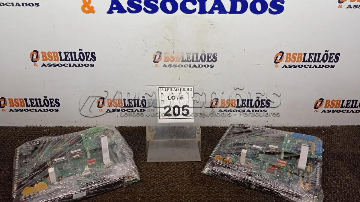 LOTE 205 - 02 PLACAS MÃE. (NO ESTADO) ATENÇÃO! FAZER A VISITAÇÃO ANTES DE ARREMATAR, NÃO SABEMOS SE FUNCIONA, LEILÃO NÃO TEM GARANTIA E NEM DEVOLUÇÃO, SUJEITO A POSSÍVEIS AVARIAS VISÍVEIS/OCULTAS E/OU AUSÊNCIA DE COMPONENTES.