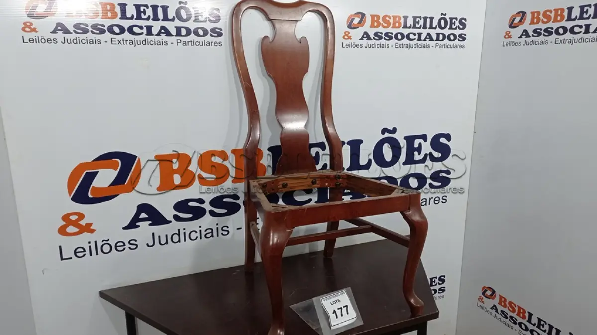 LOTE 177 - 01 CADEIRA DE JANTAR. (NO ESTADO EM QUE SE ENCONTRA. SUJEITO A AVARIAS OCULTAS/VISÍVEIS.)  BF8597E