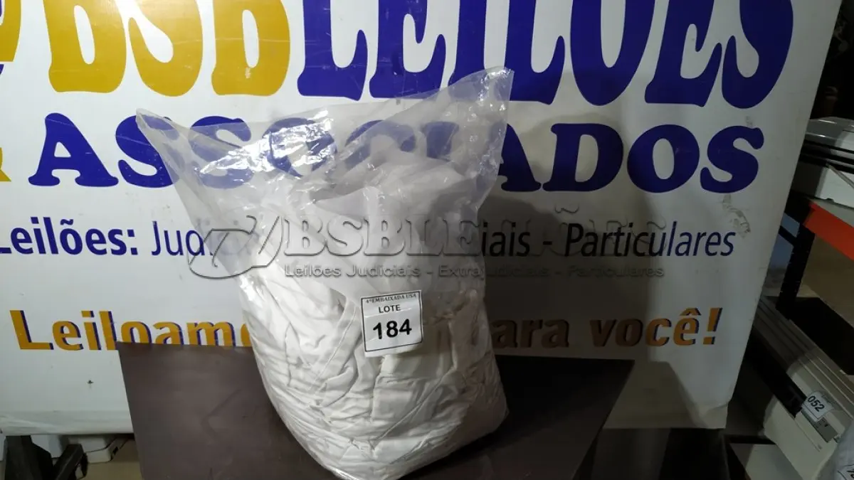 LOTE 184 - 01 SACO COM CORTINAS. (NO ESTADO EM QUE SE ENCONTRA. SUJEITO A AVARIAS OCULTAS/VISÍVEIS.)