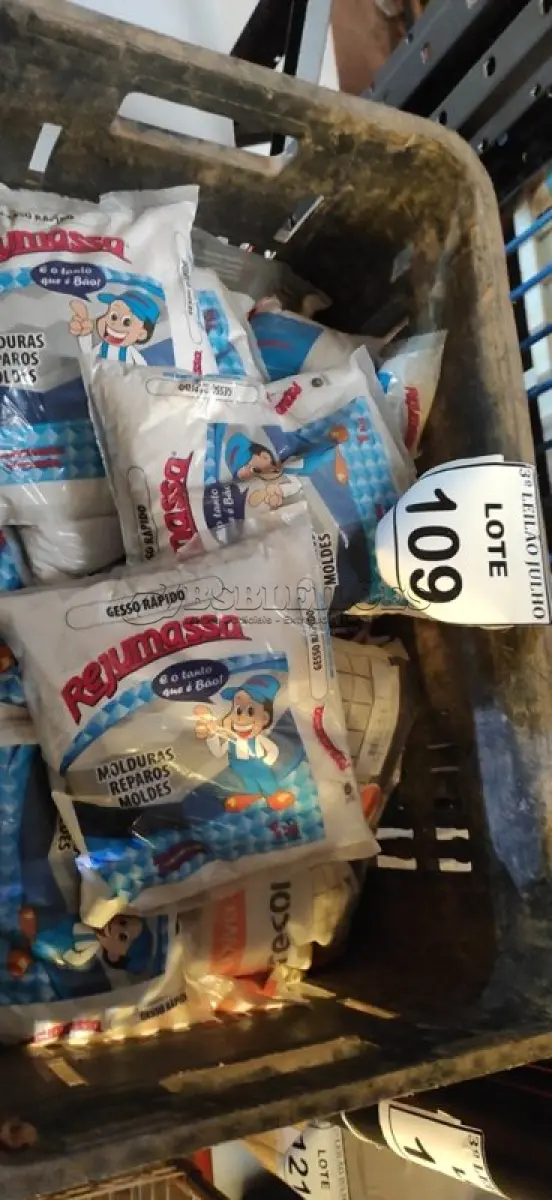 LOTE 109 - 01 LOTE COM GRANDE QUANTIDADE PACOTES DE GESSO RÁPIDO PARA MOLDURAS, REPAROS E MOLDES DE 1KG CADA MARCA REJUMASSA. (NOVO) (NO ESTADO) ATENÇÃO! FAZER A VISITAÇÃO ANTES DE ARREMATAR, NÃO SABEMOS SE FUNCIONA. LEILÃO NÃO TEM GARANTIA E NEM DEVOLUÇÃO, SUJEITO A POSSÍVEIS AVARIAS VISÍVEIS/OCULTAS E/OU AUSÊNCIA DE COMPONENTES.