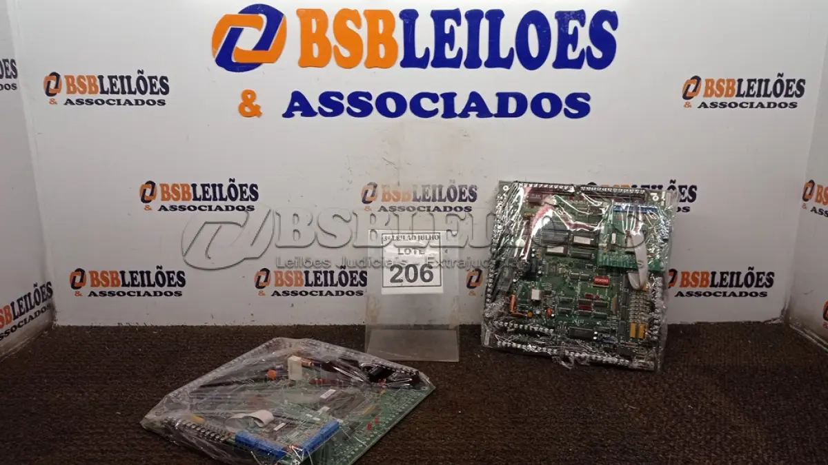 LOTE 206 - 02 PLACAS MÃE. (NO ESTADO) ATENÇÃO! FAZER A VISITAÇÃO ANTES DE ARREMATAR, NÃO SABEMOS SE FUNCIONA, LEILÃO NÃO TEM GARANTIA E NEM DEVOLUÇÃO, SUJEITO A POSSÍVEIS AVARIAS VISÍVEIS/OCULTAS E/OU AUSÊNCIA DE COMPONENTES.