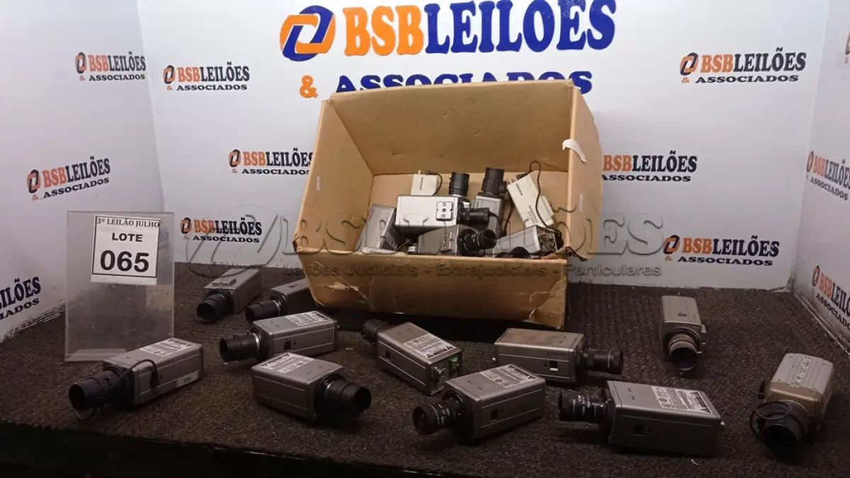 LOTE 065 - 01 LOTE COM GRANDE QUANTIDADE DE CÂMERAS DE MONITORAMENTO DE MARCAS E MODELOS VARIADOS (NO ESTADO) ATENÇÃO! FAZER A VISITAÇÃO ANTES DE ARREMATAR, NÃO SABEMOS SE FUNCIONA, LEILÃO NÃO TEM GARANTIA E NEM DEVOLUÇÃO, SUJEITO A POSSÍVEIS AVARIAS VISÍVEIS/OCULTAS E/OU AUSÊNCIA DE COMPONENTES.