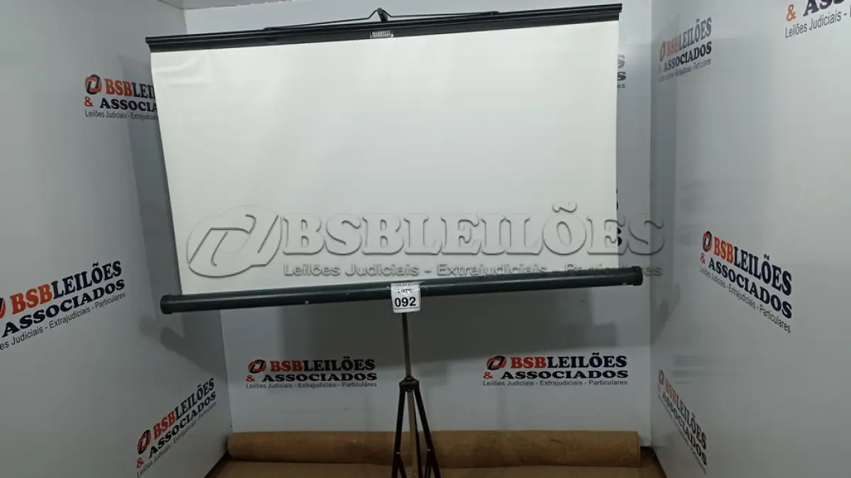 LOTE 092 - 01 TELA DE PROJEÇÃO RETRÁTIL. (NO ESTADO) ATENÇÃO! FAZER A VISITAÇÃO ANTES DE ARREMATAR, NÃO SABEMOS SE FUNCIONA, LEILÃO NÃO TEM GARANTIA E NEM DEVOLUÇÃO, SUJEITO A POSSÍVEIS AVARIAS VISÍVEIS/OCULTAS E/OU AUSÊNCIA DE COMPONENTES.