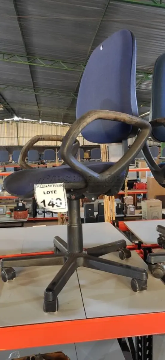 LOTE 140 - 01 CADEIRA DE ESCRITÓRIO GIRATÓRIA COM RODINHAS. (NO ESTADO) ATENÇÃO! FAZER A VISITAÇÃO ANTES DE ARREMATAR, NÃO SABEMOS SE FUNCIONA, LEILÃO NÃO TEM GARANTIA E NEM DEVOLUÇÃO, SUJEITO A POSSÍVEIS AVARIAS VISÍVEIS/OCULTAS E/OU AUSÊNCIA DE COMPONENTES.