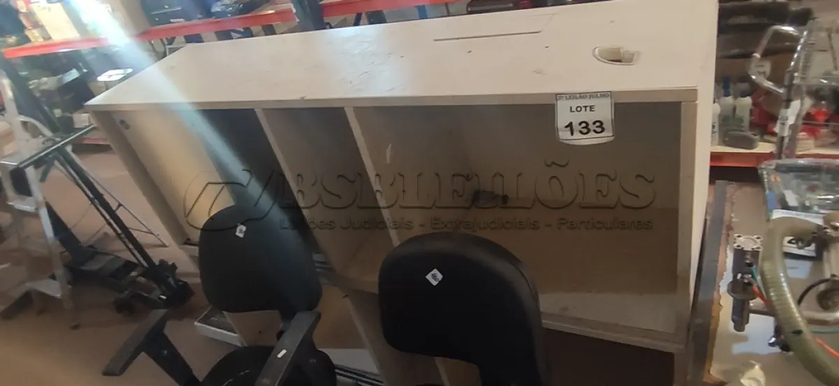 LOTE 133 - 02 BANCADAS 1,5M COM PORTA E 02 CADEIRAS DE ESCRITÓRIO GIRATÓRIAS COM RODINHAS. (NO ESTADO) ATENÇÃO! FAZER A VISITAÇÃO ANTES DE ARREMATAR, NÃO SABEMOS SE FUNCIONA, LEILÃO NÃO TEM GARANTIA E NEM DEVOLUÇÃO, SUJEITO A POSSÍVEIS AVARIAS VISÍVEIS/OCULTAS E/OU AUSÊNCIA DE COMPONENTES.