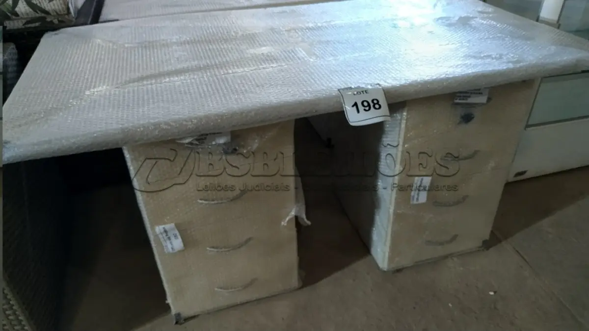 LOTE 198 - 01 MESA EM MADEIRA COM GAVETEIROS. (NO ESTADO EM QUE SE ENCONTRA. SUJEITO A AVARIAS OCULTAS/VISÍVEIS.)