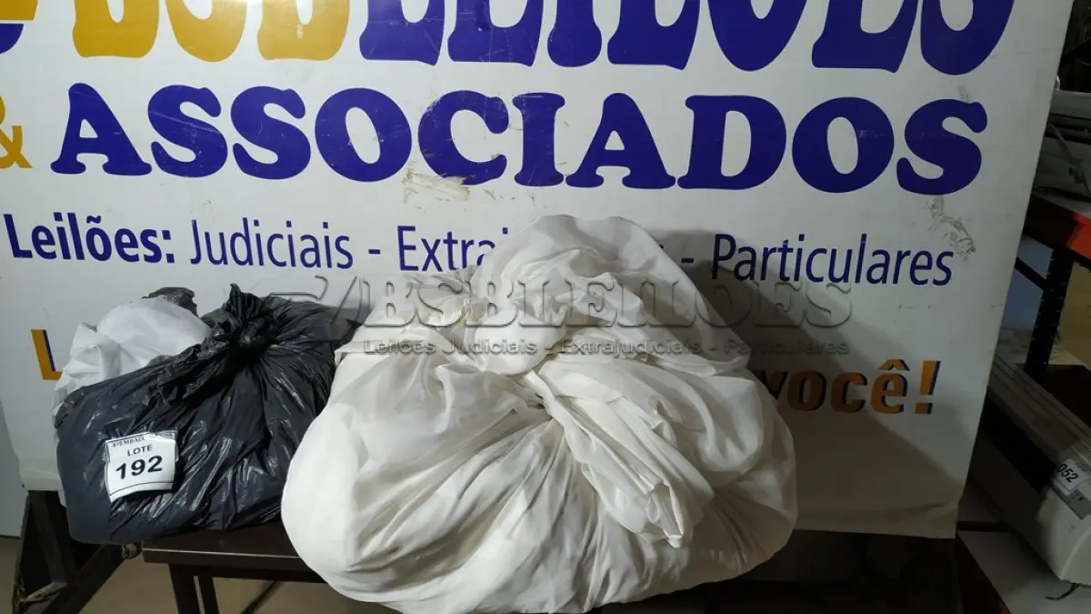 LOTE 192 - 01 SACO COM CORTINAS. (NO ESTADO EM QUE SE ENCONTRA. SUJEITO A AVARIAS OCULTAS/VISÍVEIS.)