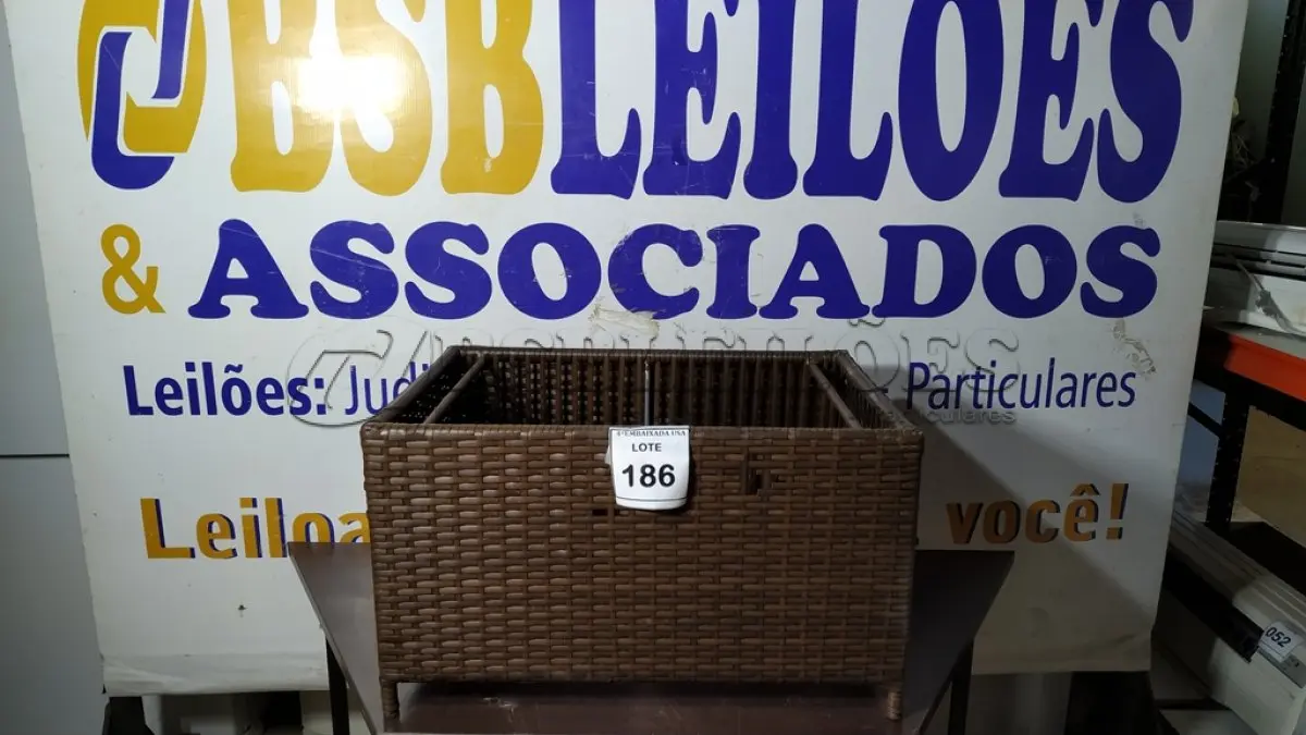 LOTE 186 - 01 MESA DE JARDIM. (NO ESTADO EM QUE SE ENCONTRA. SUJEITO A AVARIAS OCULTAS/VISÍVEIS.)  BH1587F
