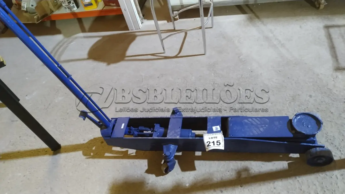LOTE 215 - 01 MACACO JACARÉ HIDRÁULICO NA COR AZUL. (NO ESTADO) ATENÇÃO! FAZER A VISITAÇÃO ANTES DE ARREMATAR, NÃO SABEMOS SE FUNCIONA, LEILÃO NÃO TEM GARANTIA E NEM DEVOLUÇÃO, SUJEITO A POSSÍVEIS AVARIAS VISÍVEIS/OCULTAS E/OU AUSÊNCIA DE COMPONENTES.