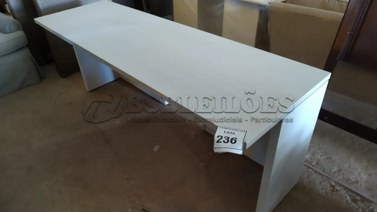 LOTE 236 - 01 MESA EM MADEIRA. (NO ESTADO EM QUE SE ENCONTRA. SUJEITO A AVARIAS OCULTAS/VISÍVEIS.)
