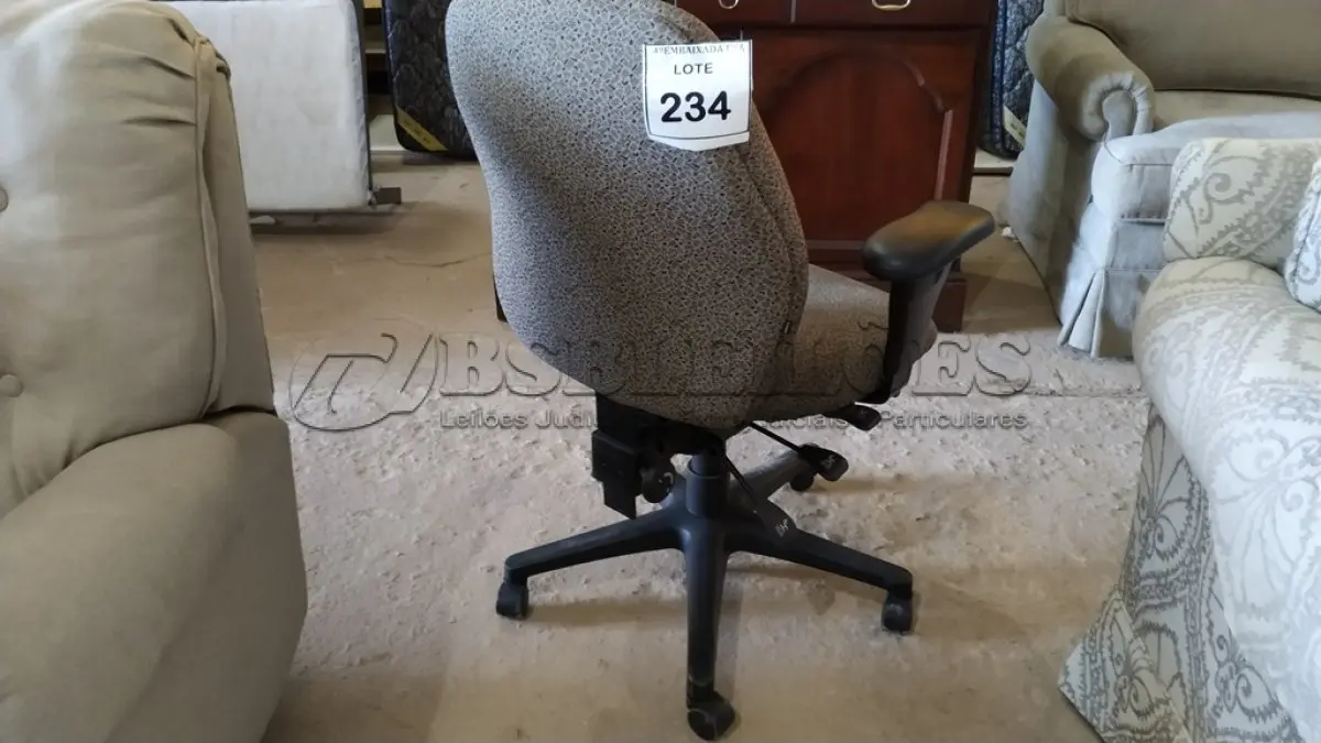 LOTE 234 - 01 CADEIRA GIRATÓRIA. (NO ESTADO EM QUE SE ENCONTRA. SUJEITO A AVARIAS OCULTAS/VISÍVEIS.)