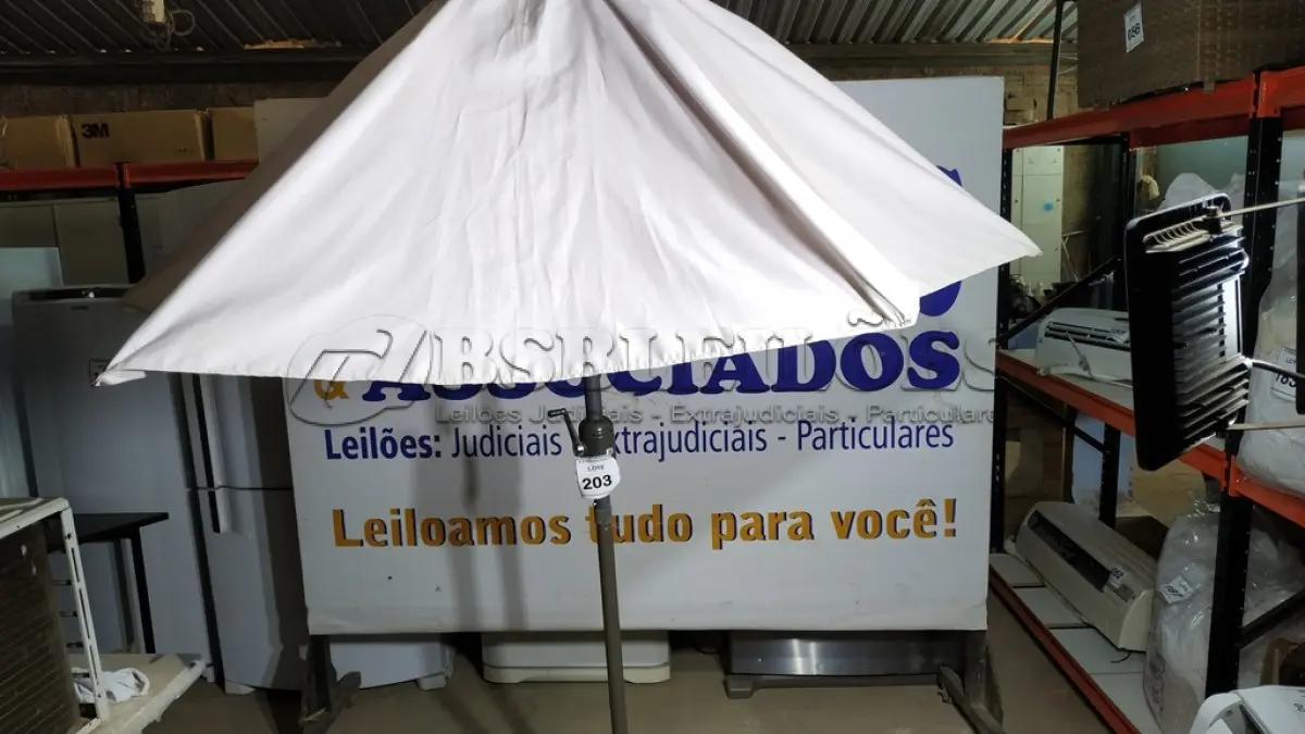 LOTE 203 - 01 OMBRELONE.  (NO ESTADO EM QUE SE ENCONTRA. SUJEITO A AVARIAS OCULTAS/VISÍVEIS.)  BH1583E