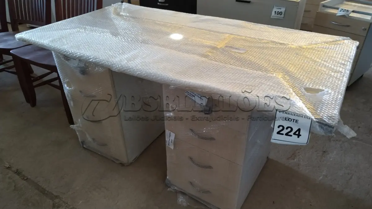 LOTE 224 - 01 MESA EM MADEIRA COM GAVETEIROS. (NO ESTADO EM QUE SE ENCONTRA. SUJEITO A AVARIAS OCULTAS/VISÍVEIS.)