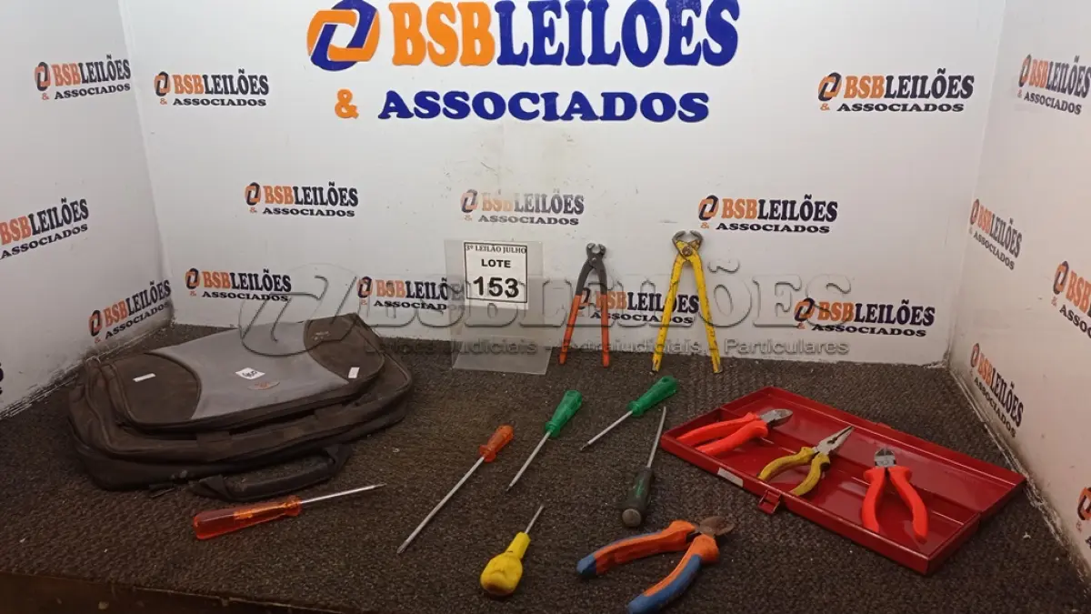 LOTE 153 - 01 CASE COM 04 CHAVE PHILIPS, 02 CHAVES DE FENDA, 01 ESTOJO COM 04 ALICATES DE FUNÇÕES VARIADAS E 02 ALICATES TURQUESA. (NO ESTADO) ATENÇÃO! FAZER A VISITAÇÃO ANTES DE ARREMATAR, NÃO SABEMOS SE FUNCIONA, LEILÃO NÃO TEM GARANTIA E NEM DEVOLUÇÃO, SUJEITO A POSSÍVEIS AVARIAS VISÍVEIS/OCULTAS E/OU AUSÊNCIA DE COMPONENTES.