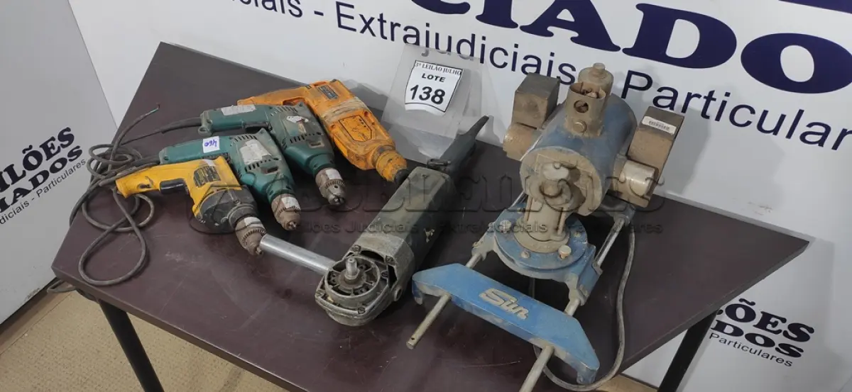 LOTE 138 - 03 FURADEIRAS ELÉTRICAS, 01 MARTELETE COMBINADO, 01 ESMERILHADEIRA 01 TESOURA ELÉTRICA PARA CORTE DE CHAPA METÁLICA. (NO ESTADO) ATENÇÃO! FAZER A VISITAÇÃO ANTES DE ARREMATAR, NÃO SABEMOS SE FUNCIONA, LEILÃO NÃO TEM GARANTIA E NEM DEVOLUÇÃO, SUJEITO A POSSÍVEIS AVARIAS VISÍVEIS/OCULTAS E/OU AUSÊNCIA DE COMPONENTES.
