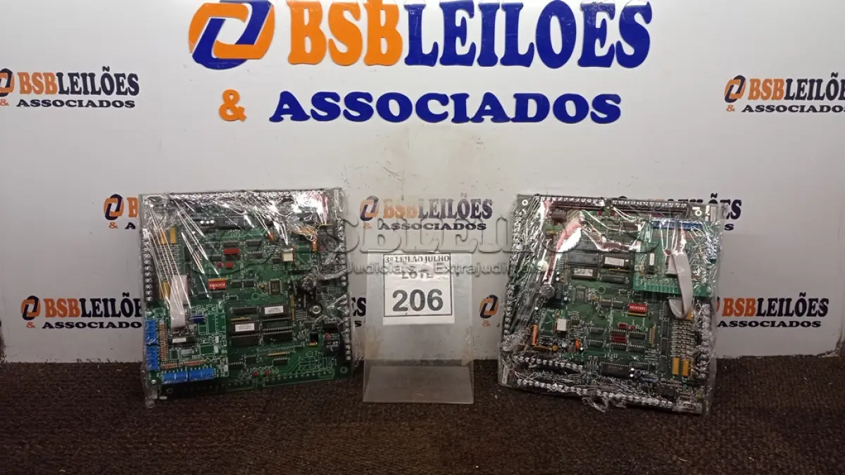 LOTE 206 - 02 PLACAS MÃE. (NO ESTADO) ATENÇÃO! FAZER A VISITAÇÃO ANTES DE ARREMATAR, NÃO SABEMOS SE FUNCIONA, LEILÃO NÃO TEM GARANTIA E NEM DEVOLUÇÃO, SUJEITO A POSSÍVEIS AVARIAS VISÍVEIS/OCULTAS E/OU AUSÊNCIA DE COMPONENTES.