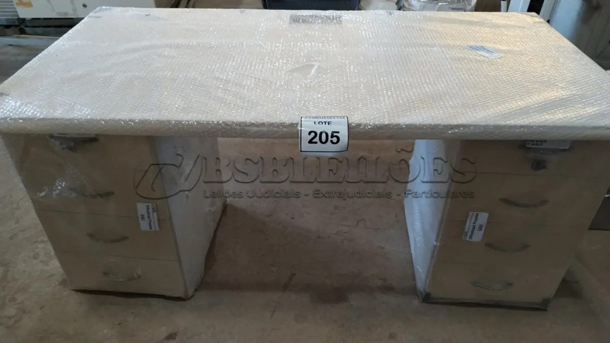 LOTE 205 - 01 MESA EM MADEIRA COM GAVETEIROS.  (NO ESTADO EM QUE SE ENCONTRA. SUJEITO A AVARIAS OCULTAS/VISÍVEIS.)