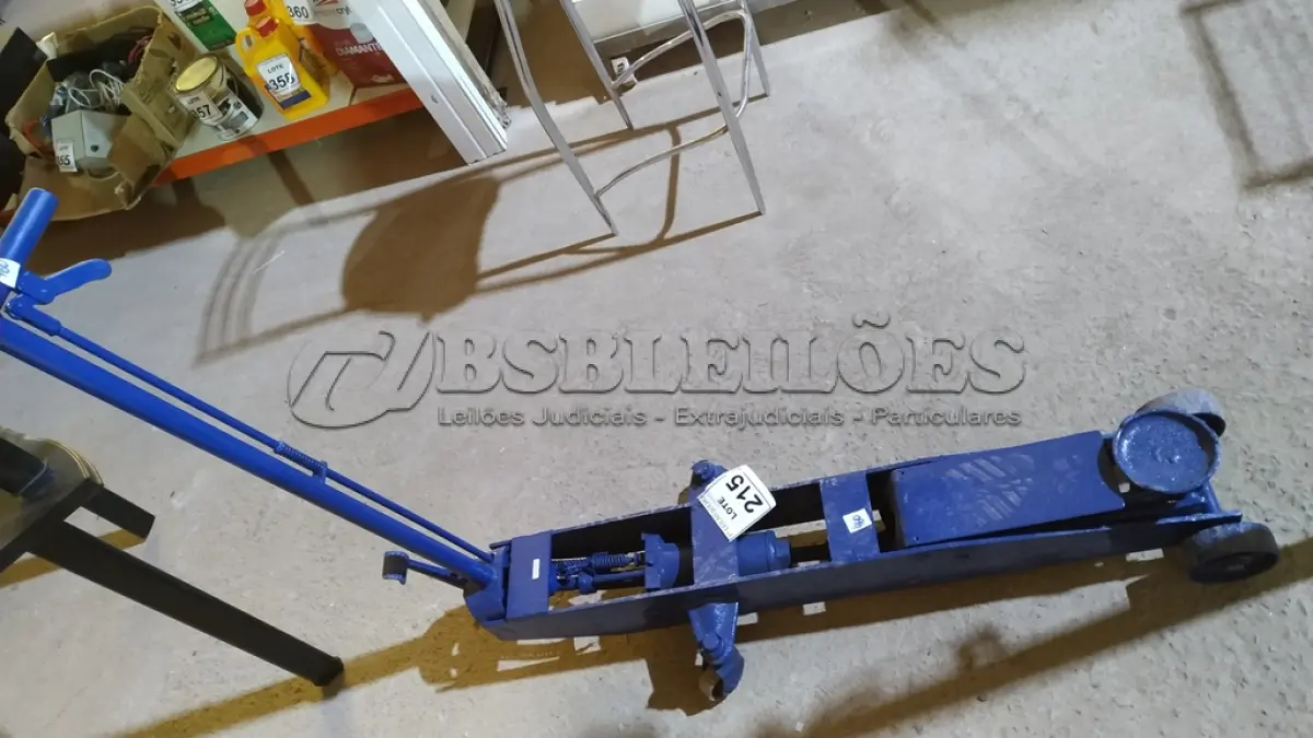 LOTE 215 - 01 MACACO JACARÉ HIDRÁULICO NA COR AZUL. (NO ESTADO) ATENÇÃO! FAZER A VISITAÇÃO ANTES DE ARREMATAR, NÃO SABEMOS SE FUNCIONA, LEILÃO NÃO TEM GARANTIA E NEM DEVOLUÇÃO, SUJEITO A POSSÍVEIS AVARIAS VISÍVEIS/OCULTAS E/OU AUSÊNCIA DE COMPONENTES.