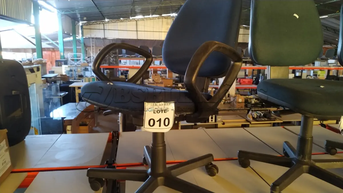 LOTE 010 - 01 CADEIRA GIRATÓRIA COM RODINHAS. (NO ESTADO) ATENÇÃO! FAZER A VISITAÇÃO ANTES DE ARREMATAR, NÃO SABEMOS SE FUNCIONA, LEILÃO NÃO TEM GARANTIA E NEM DEVOLUÇÃO, SUJEITO A POSSÍVEIS AVARIAS VISÍVEIS/OCULTAS E/OU AUSÊNCIA DE COMPONENTES.