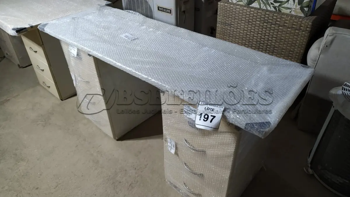 LOTE 197 - 01 MESA EM MADEIRA COM GAVETEIROS. (NO ESTADO EM QUE SE ENCONTRA. SUJEITO A AVARIAS OCULTAS/VISÍVEIS.)