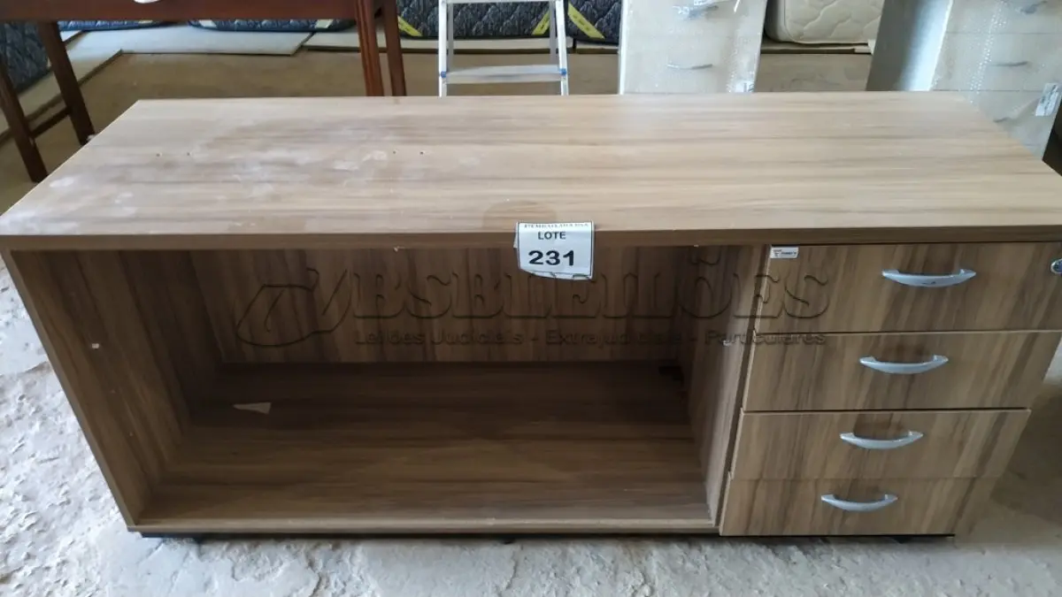LOTE 231 - 01 MESA EM MADEIRA COM GAVETEIRO. (NO ESTADO EM QUE SE ENCONTRA. SUJEITO A AVARIAS OCULTAS/VISÍVEIS.)