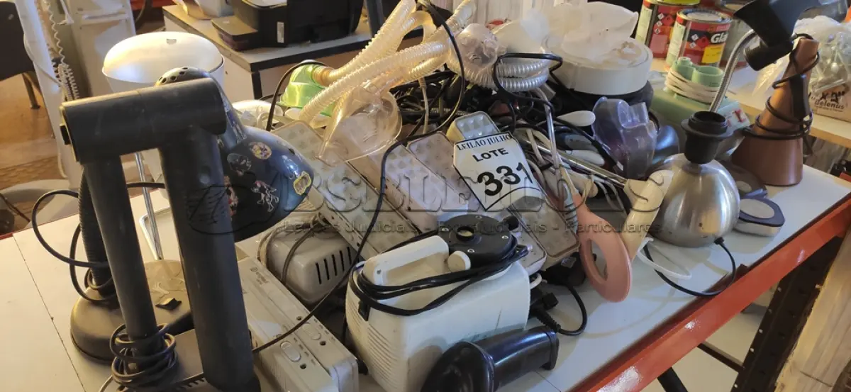 LOTE 331 - 01 LOTE COM LUMINÁRIA DE MESA, ASPIRADOR DE PÓ ROBÔ, NEBULIZADOR E MATERIAIS DIVERSOS. (NO ESTADO) ATENÇÃO! FAZER A VISITAÇÃO ANTES DE ARREMATAR, NÃO SABEMOS SE FUNCIONA. LEILÃO NÃO TEM GARANTIA E NEM DEVOLUÇÃO, SUJEITO A POSSÍVEIS AVARIAS VISÍVEIS/OCULTAS E/OU AUSÊNCIA DE COMPONENTES.