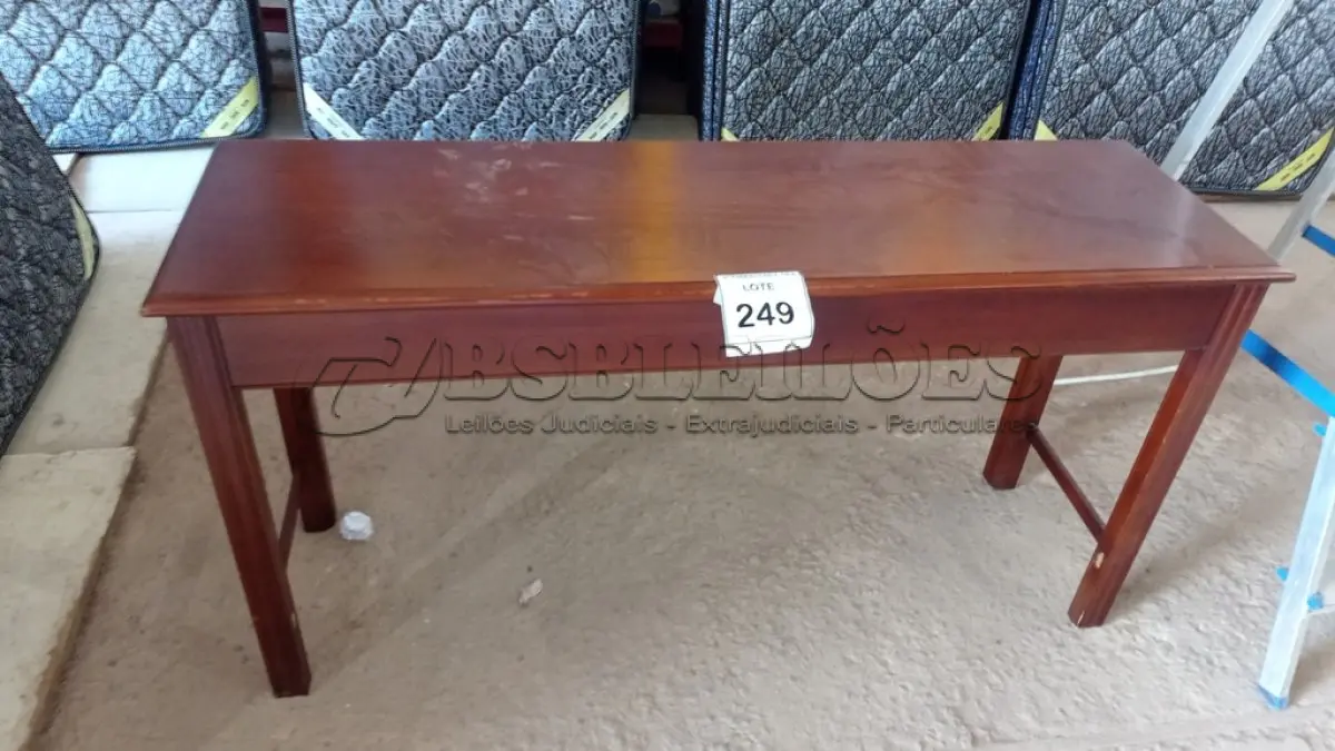 LOTE 249 - 01 APARADOR EM MADEIRA. (NO ESTADO EM QUE SE ENCONTRA. SUJEITO A AVARIAS OCULTAS/VISÍVEIS.)  AU2240C