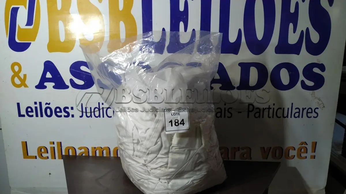 LOTE 184 - 01 SACO COM CORTINAS. (NO ESTADO EM QUE SE ENCONTRA. SUJEITO A AVARIAS OCULTAS/VISÍVEIS.)