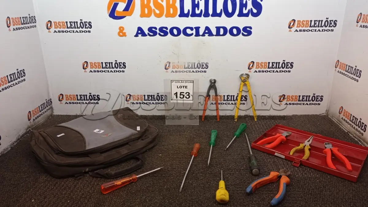 LOTE 153 - 01 CASE COM 04 CHAVE PHILIPS, 02 CHAVES DE FENDA, 01 ESTOJO COM 04 ALICATES DE FUNÇÕES VARIADAS E 02 ALICATES TURQUESA. (NO ESTADO) ATENÇÃO! FAZER A VISITAÇÃO ANTES DE ARREMATAR, NÃO SABEMOS SE FUNCIONA, LEILÃO NÃO TEM GARANTIA E NEM DEVOLUÇÃO, SUJEITO A POSSÍVEIS AVARIAS VISÍVEIS/OCULTAS E/OU AUSÊNCIA DE COMPONENTES.