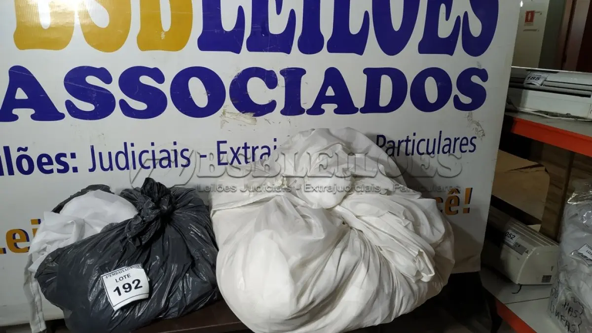 LOTE 192 - 01 SACO COM CORTINAS. (NO ESTADO EM QUE SE ENCONTRA. SUJEITO A AVARIAS OCULTAS/VISÍVEIS.)