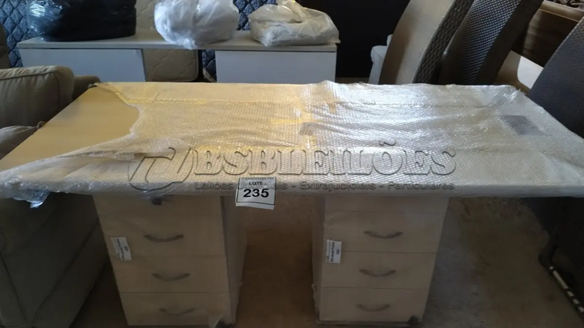 LOTE 235 - 01 MESA EM MADEIRA COM GAVETEIROS. (NO ESTADO EM QUE SE ENCONTRA. SUJEITO A AVARIAS OCULTAS/VISÍVEIS.)