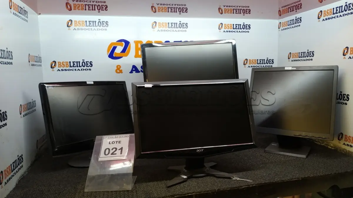 LOTE 021 - 04 MONITORES LCD COM MARCAS E MODELOS VARIADOS. (NO ESTADO) ATENÇÃO! FAZER A VISITAÇÃO ANTES DE ARREMATAR, NÃO SABEMOS SE FUNCIONA, LEILÃO NÃO TEM GARANTIA E NEM DEVOLUÇÃO, SUJEITO A POSSÍVEIS AVARIAS VISÍVEIS/OCULTAS E/OU AUSÊNCIA DE COMPONENTES.