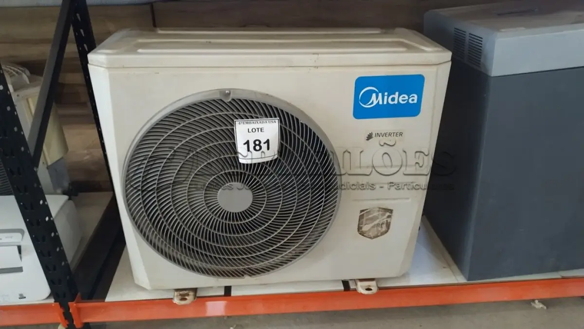 LOTE 181 - 01 CONDENSADORA MÉDIA INVERTER. (NO ESTADO EM QUE SE ENCONTRA. SUJEITO A AVARIAS OCULTAS/VISÍVEIS.)