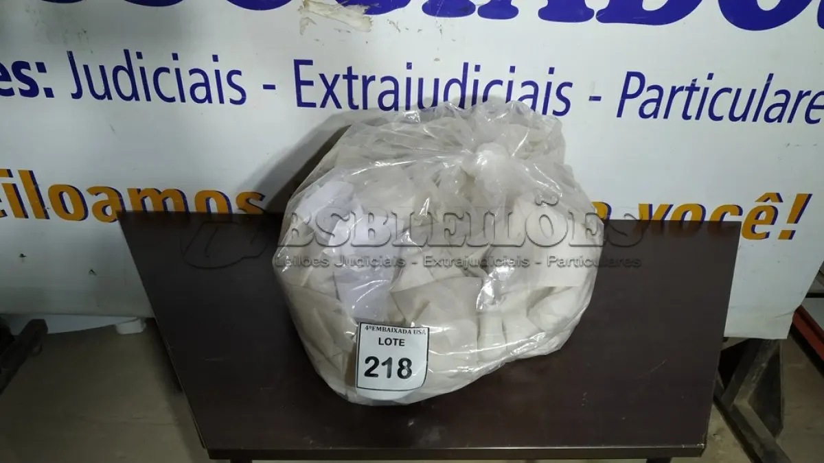 LOTE 218 - 01 SACO COM CORTINAS. (NO ESTADO EM QUE SE ENCONTRA. SUJEITO A AVARIAS OCULTAS/VISÍVEIS.)