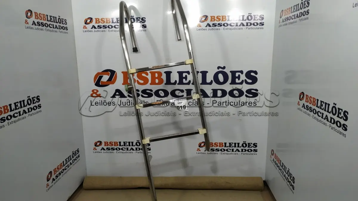 LOTE 019 - 01 ESCADA PARA PISCINA. (NO ESTADO) ATENÇÃO! FAZER A VISITAÇÃO ANTES DE ARREMATAR, NÃO SABEMOS SE FUNCIONA, LEILÃO NÃO TEM GARANTIA E NEM DEVOLUÇÃO, SUJEITO A POSSÍVEIS AVARIAS VISÍVEIS/OCULTAS E/OU AUSÊNCIA DE COMPONENTES.
