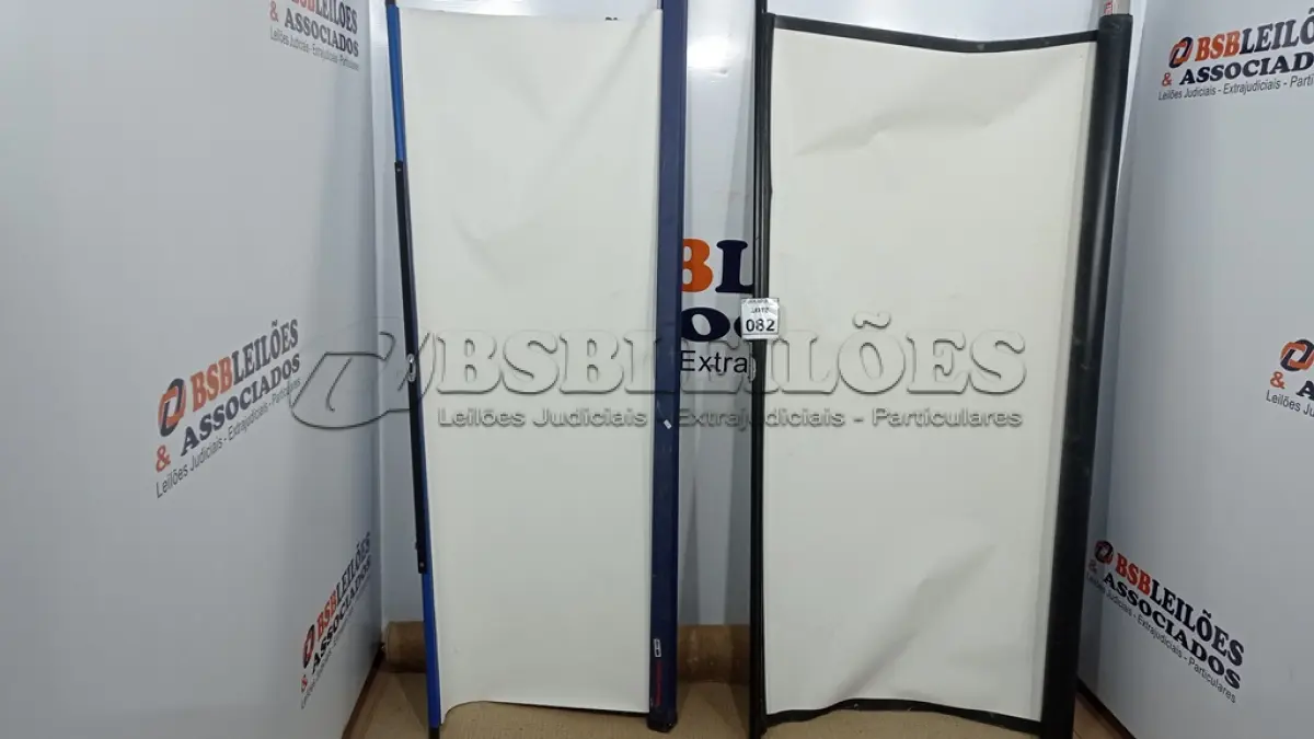 LOTE 082 - 02 TELAS DE PROJEÇÃO RETRÁTIL. (NO ESTADO) ATENÇÃO! FAZER A VISITAÇÃO ANTES DE ARREMATAR, NÃO SABEMOS SE FUNCIONA, LEILÃO NÃO TEM GARANTIA E NEM DEVOLUÇÃO, SUJEITO A POSSÍVEIS AVARIAS VISÍVEIS/OCULTAS E/OU AUSÊNCIA DE COMPONENTES.