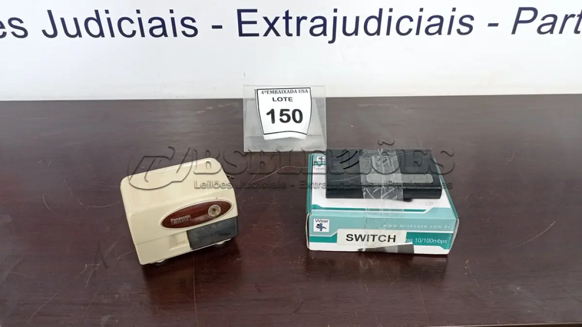 LOTE 150 - 01 APONTADOR DE LÁPIS ELÉTRICO E 01 SWITCH. (NO ESTADO EM QUE SE ENCONTRA. SUJEITO A AVARIAS OCULTAS/VISÍVEIS.)