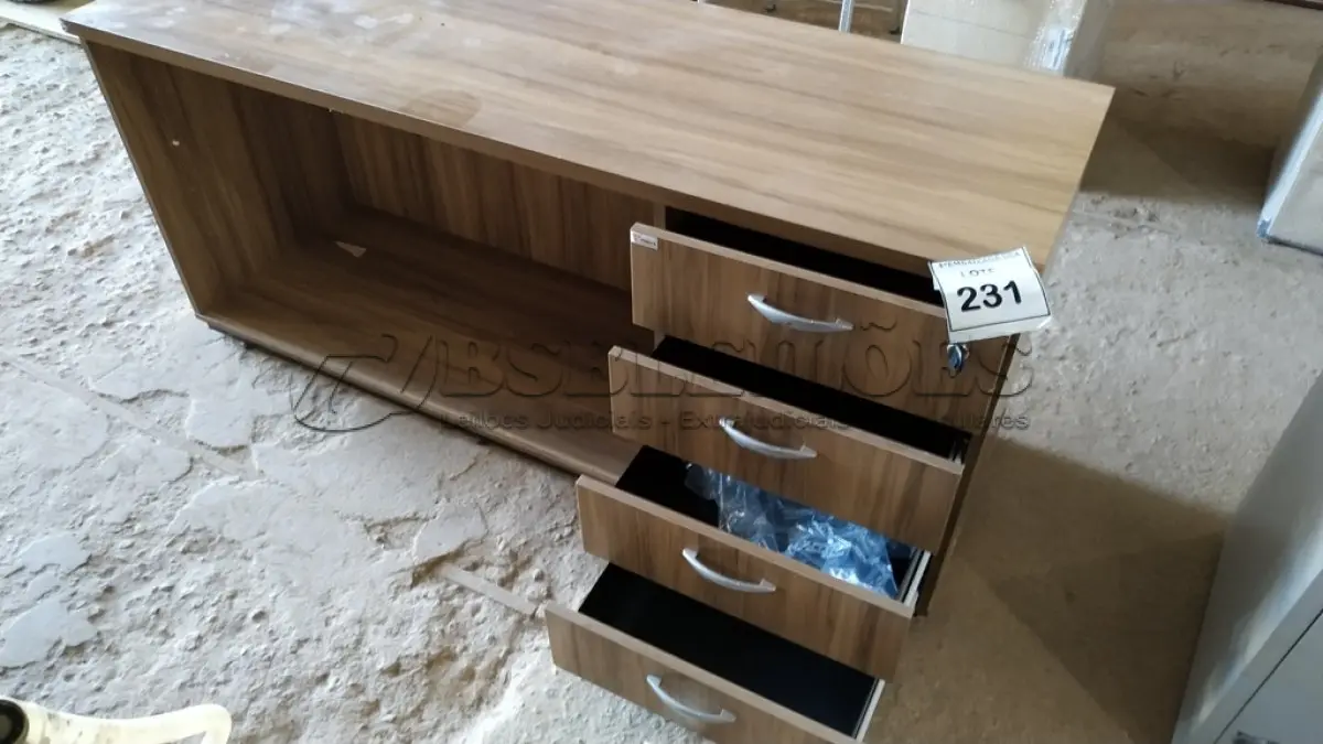 LOTE 231 - 01 MESA EM MADEIRA COM GAVETEIRO. (NO ESTADO EM QUE SE ENCONTRA. SUJEITO A AVARIAS OCULTAS/VISÍVEIS.)
