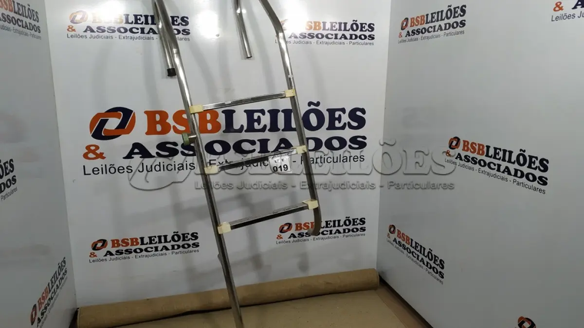LOTE 019 - 01 ESCADA PARA PISCINA. (NO ESTADO) ATENÇÃO! FAZER A VISITAÇÃO ANTES DE ARREMATAR, NÃO SABEMOS SE FUNCIONA, LEILÃO NÃO TEM GARANTIA E NEM DEVOLUÇÃO, SUJEITO A POSSÍVEIS AVARIAS VISÍVEIS/OCULTAS E/OU AUSÊNCIA DE COMPONENTES.