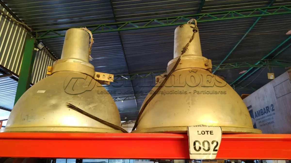 LOTE 002 - 02 LUMINÁRIAS PARA GALPÃO EM ALUMÍNIO. (NO ESTADO) ATENÇÃO! FAZER A VISITAÇÃO ANTES DE ARREMATAR, NÃO SABEMOS SE FUNCIONA, LEILÃO NÃO TEM GARANTIA E NEM DEVOLUÇÃO, SUJEITO A POSSÍVEIS AVARIAS VISÍVEIS/OCULTAS E/OU AUSÊNCIA DE COMPONENTES.