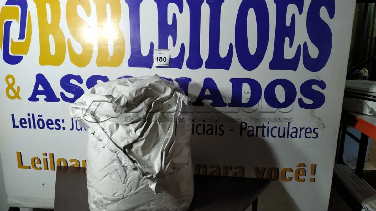LOTE 180 - 01 SACO COM CORTINAS. (NO ESTADO EM QUE SE ENCONTRA. SUJEITO A AVARIAS OCULTAS/VISÍVEIS.)