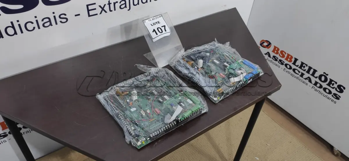 LOTE 107 - 02 PLACAS MÃE. (NO ESTADO) ATENÇÃO! FAZER A VISITAÇÃO ANTES DE ARREMATAR, NÃO SABEMOS SE FUNCIONA, LEILÃO NÃO TEM GARANTIA E NEM DEVOLUÇÃO, SUJEITO A POSSÍVEIS AVARIAS VISÍVEIS/OCULTAS E/OU AUSÊNCIA DE COMPONENTES.