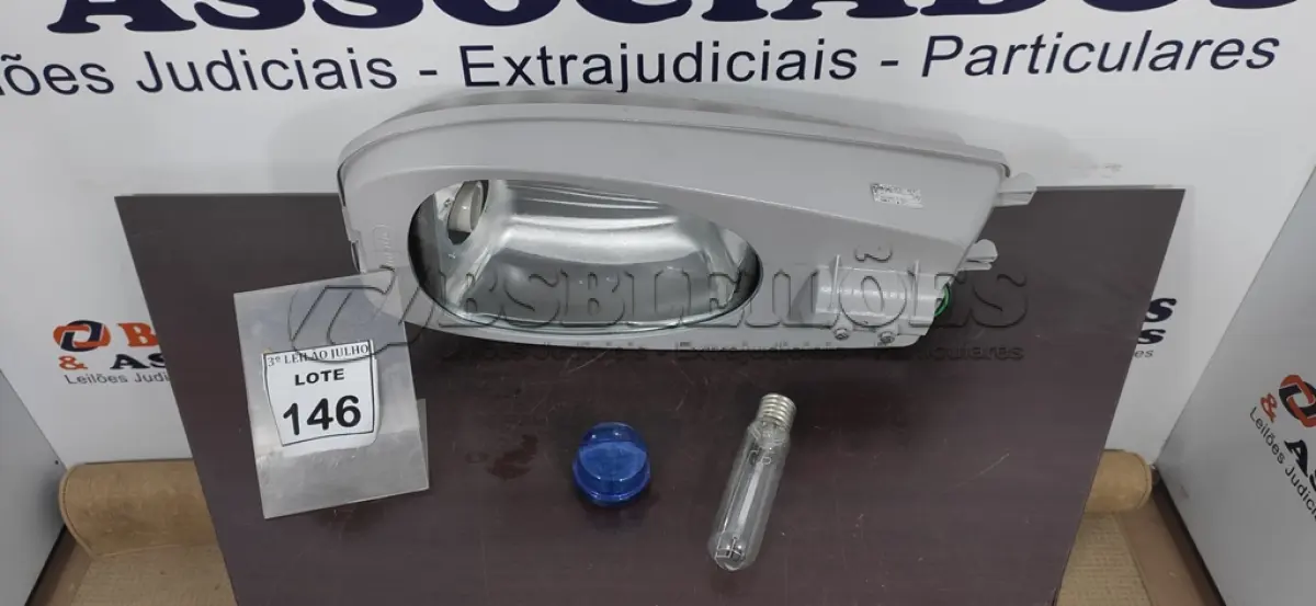 LOTE 146 - 01 LUMINÁRIA DE POSTE. (NO ESTADO) ATENÇÃO! FAZER A VISITAÇÃO ANTES DE ARREMATAR, NÃO SABEMOS SE FUNCIONA, LEILÃO NÃO TEM GARANTIA E NEM DEVOLUÇÃO, SUJEITO A POSSÍVEIS AVARIAS VISÍVEIS/OCULTAS E/OU AUSÊNCIA DE COMPONENTES.
